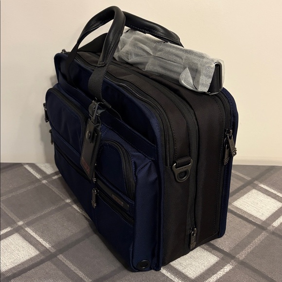 Tumi Expandable Organizer Laptop Brief Removable Laptop Sleeve & Strap Navy NWT - Picture 4 of 9